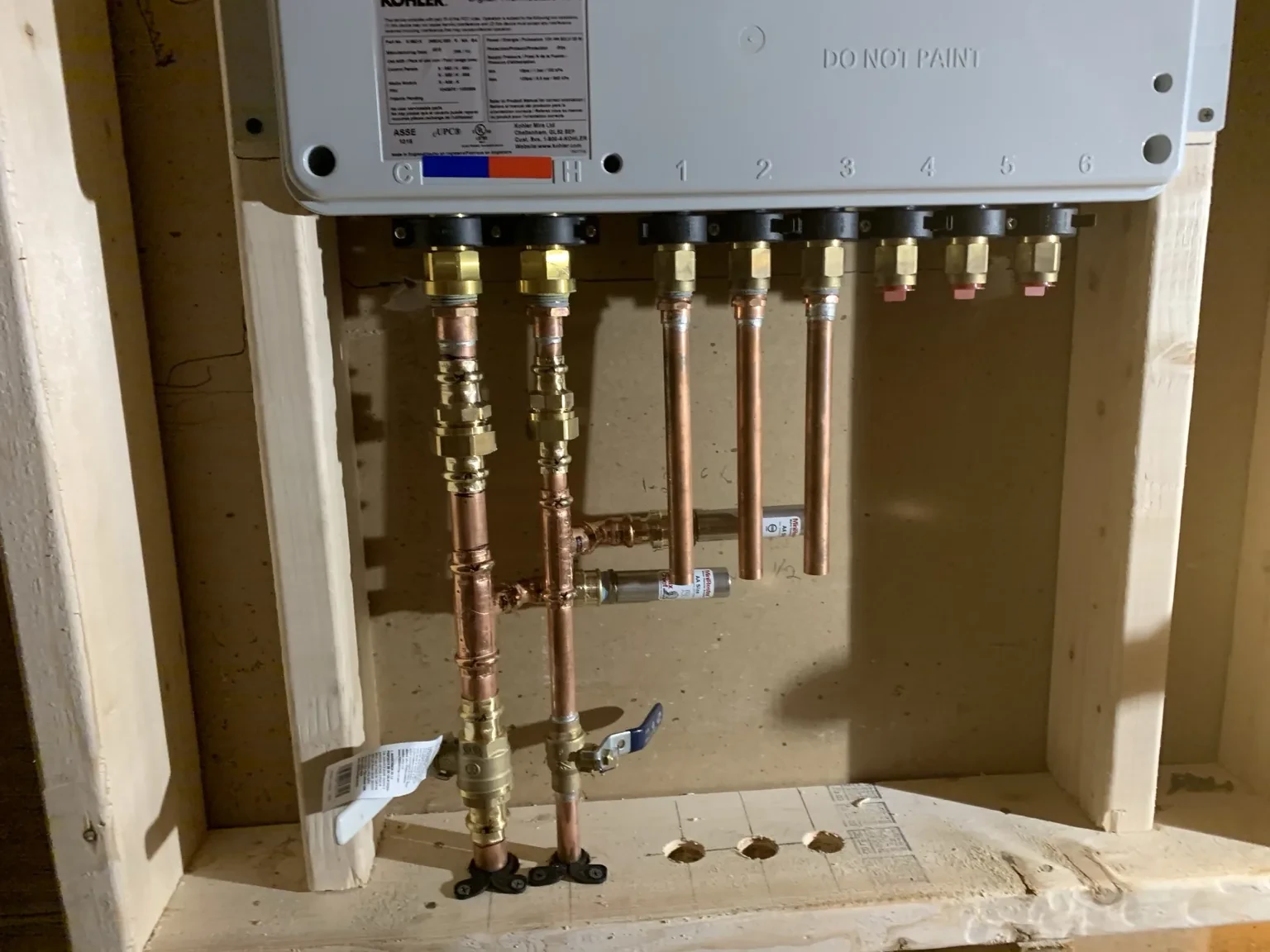Kohler water manifold with copper plumbing pipes